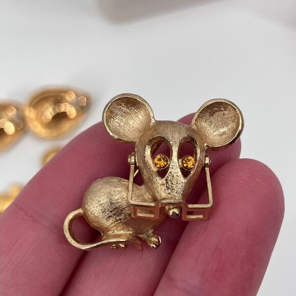 Bundle of 9 Vintage Avon Signed Jewelry Pieces, necklaces, Earrings, rings etc - Picture 7 of 15